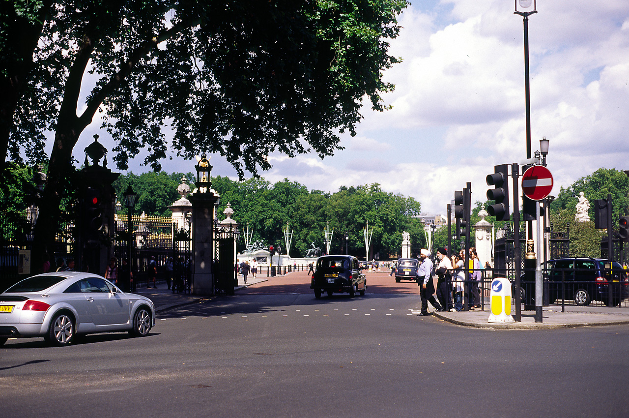 05-08-03, 007, Entrance to Buckingham Palace Road, London, UK