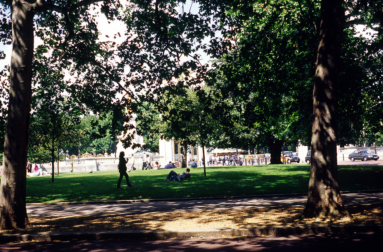 05-08-03, 010, Victoria Memorial from Birdcage Walk, London, UK