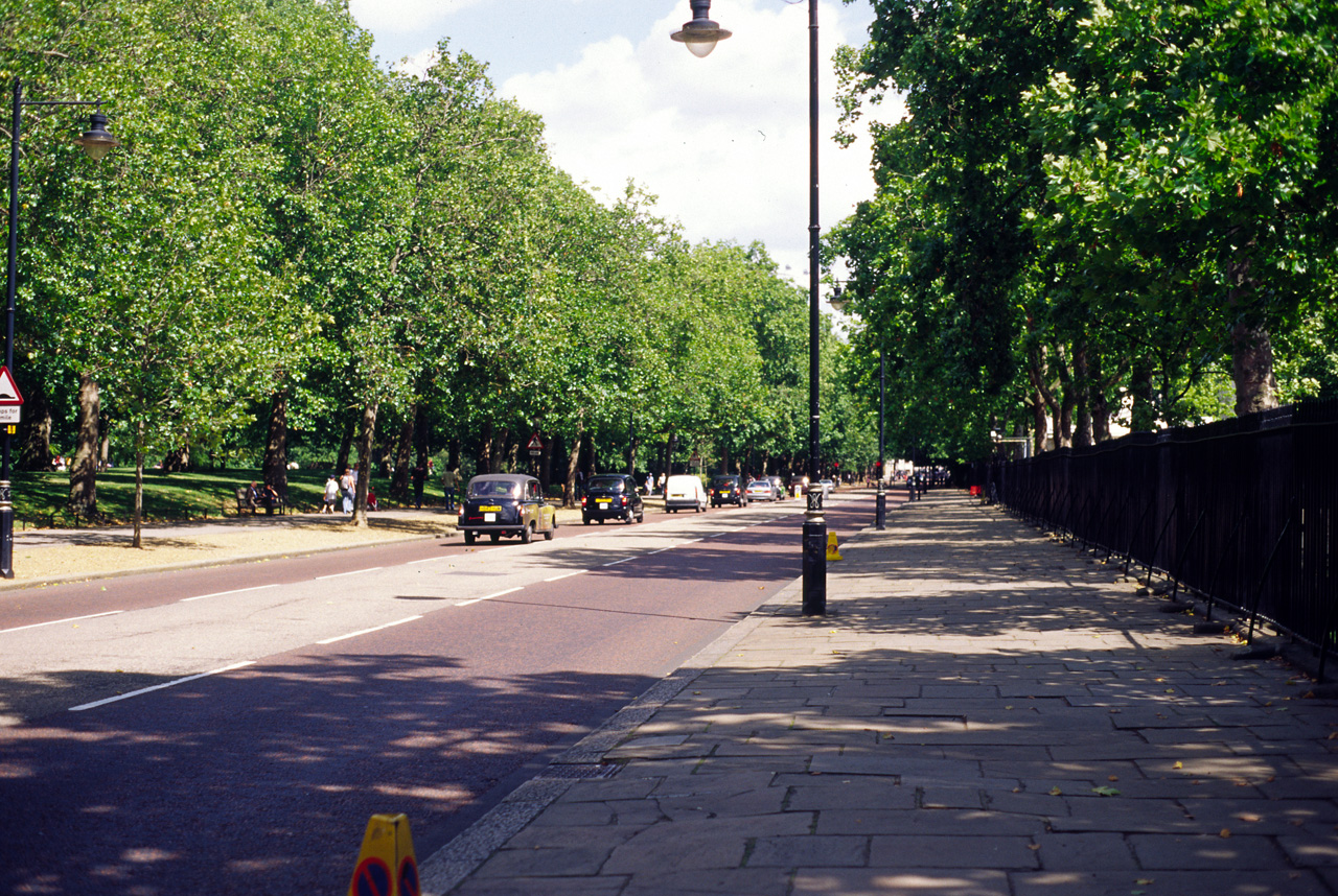 05-08-03, 011, St. James Park along Birdcage Walk, London, UK