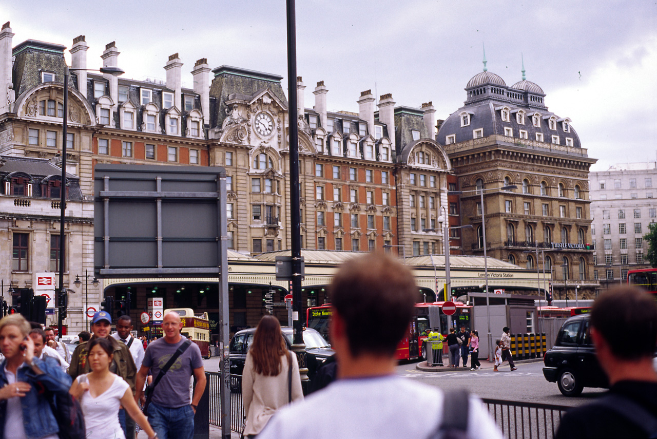 05-08-03, 037, Victoria Station in London, UK