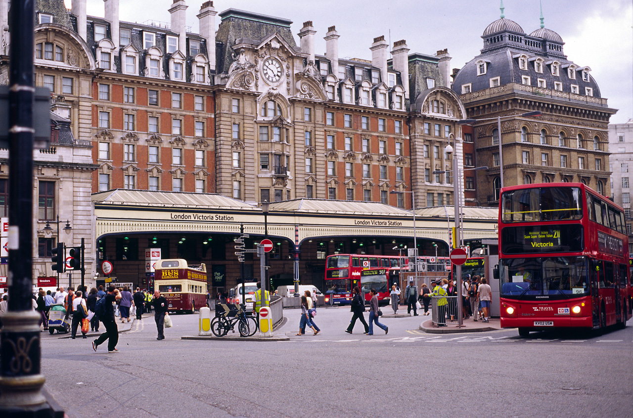 05-08-03, 039, Victoria Station in London, UK