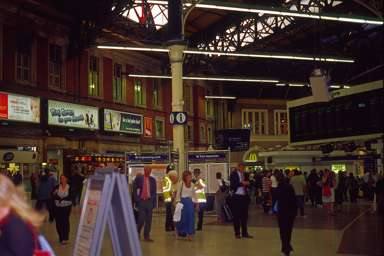 05-08-03, 040, Victoria Station in London, UK