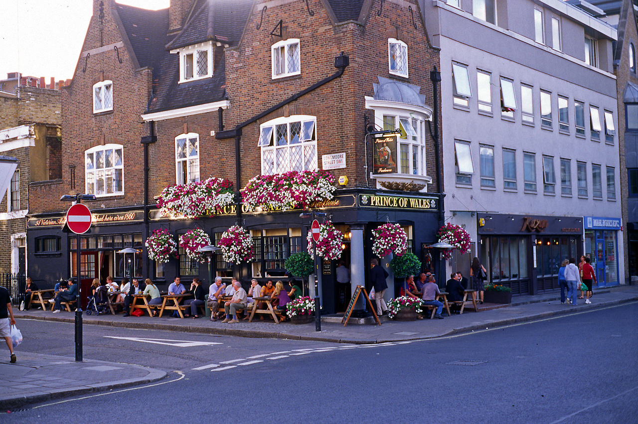 05-08-03, 044, Pub on conner in London, UK