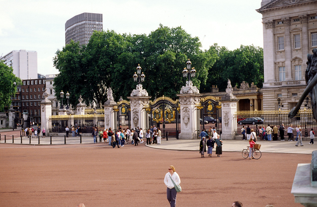 05-08-05, 135, Victoria Memorial Toward Admiralty Arch, London, UK