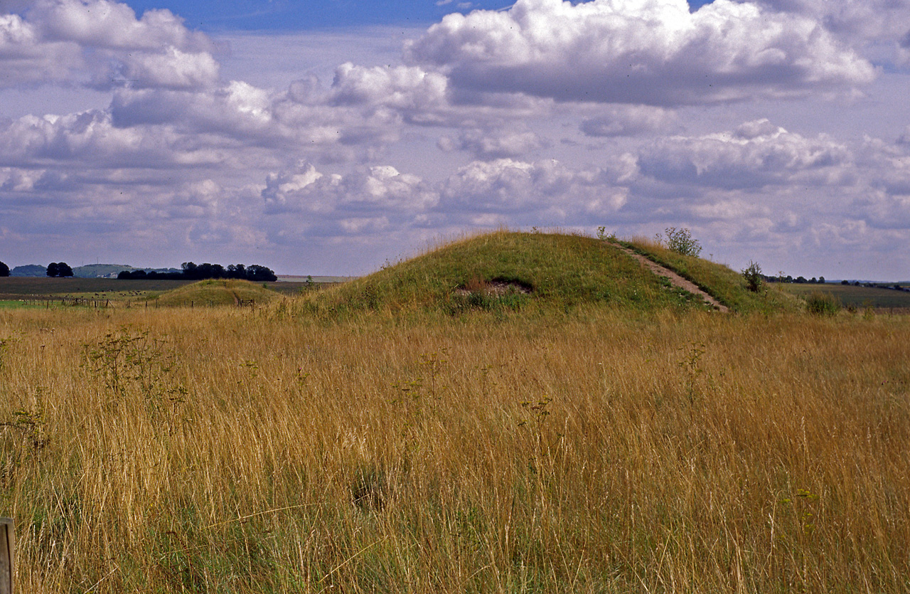 05-08-11, 279, Burial Mounds, Stonehenge, UK