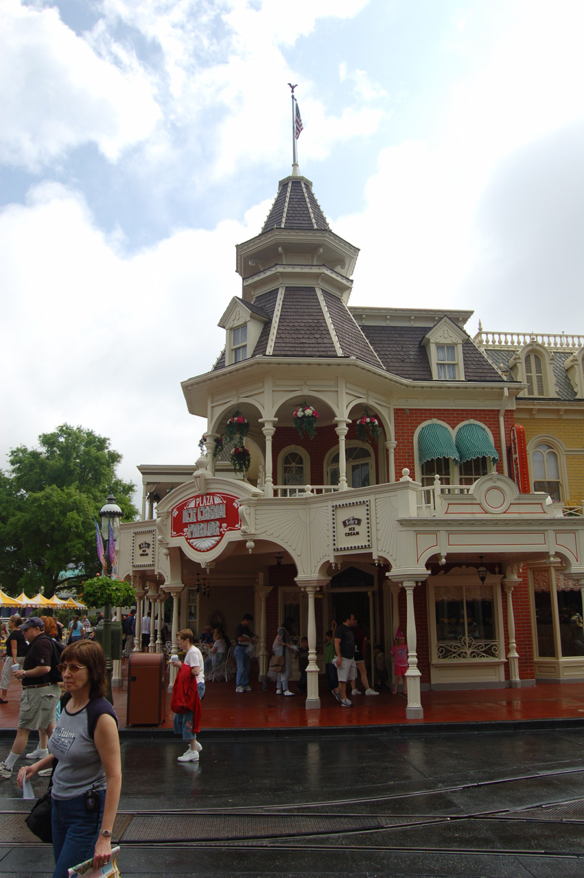 07-02-27, 030, Linda on Main Street, DisneyWorld, FL