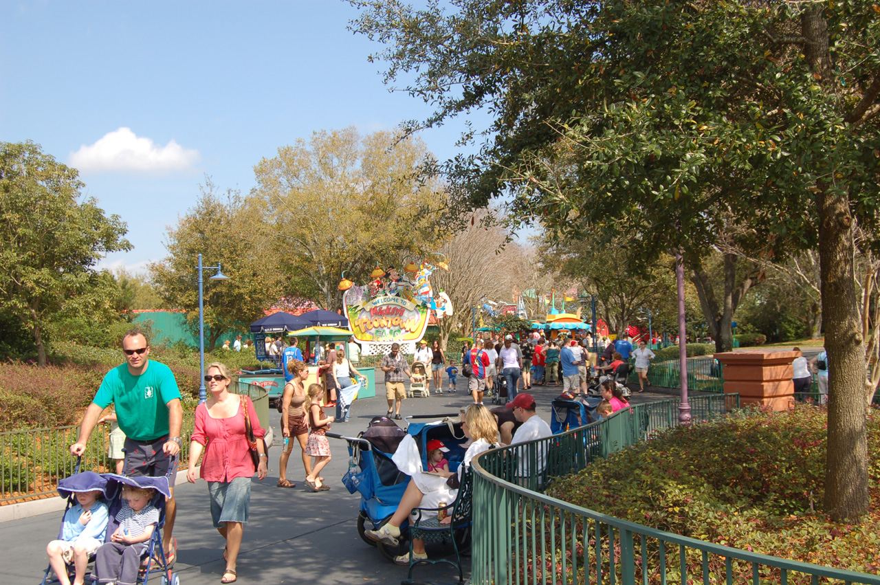 07-02-27, 150, Entrance to Mickey's Toontown, DisneyWorld, FL